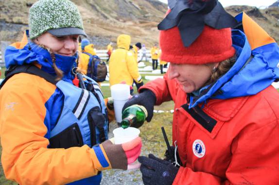 Todos ganham um pouco de uísque para um brinde a Ernest Shackleton no cemitério de Grytviken, na Geórgia do Sul